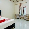 Отель OYO 92464 Efniati Homestay Syariah, фото 13