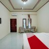 Отель OYO 92464 Efniati Homestay Syariah, фото 12