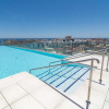 Отель Inf3.3k- Stunning City Apartment Close To Beaches, фото 13