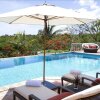 Отель Charming Tropical Villa, Walk to the Beach! AC, Pool, Free Wifi, Concierge, Ideal for Families, фото 10