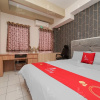 Отель RedLiving Apartemen Patra Land Urbano - Kamarku Tower Mid-West, фото 2