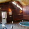 Отель Private Deck Mountain Views Babbling Creek Sleeps 4, фото 16