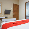 Отель Residences by RedDoorz Syariah near Tebet Timur Dalam - Minimum Stay 7 Days, фото 9