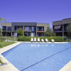 Отель Golf and Pool Views Stylish Condo, фото 7