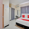 Отель OYO Flagship 90789 Genteng Residence, фото 5