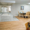 Отель Studio Inn & Suites, фото 12