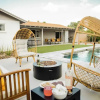 Отель Daisy - Modern Home w Spacious Backyard, Pool & Table Tennis, фото 7