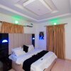 Отель AZ KINGS 3 Bedroom Furnished Apartment suitable for Company Staff with Ensuite Bathrooms, Airconditi, фото 10