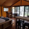 Отель McLean Beach Caravan Park в Дениликуине