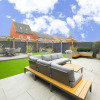 Отель Stunning 4 Bed House With Cinema Room & Parking, фото 21