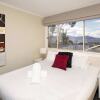 Отель Beloka 9 - Overlooking Lake Jindabyne, фото 4