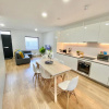 Отель Large Townhouse 5 Beds with Two Parking Spaces - Manchester City Centre, фото 12