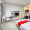 Отель RedDoorz Syariah near GOR Satria Area, фото 3