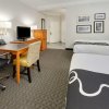 Отель La Quinta Inn & Suites by Wyndham Dallas - Addison Galleria, фото 4