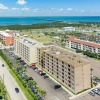 Отель Charming 1 Bedroom, 3 Minute Walk To The Beach Condo by RedAwning, фото 18
