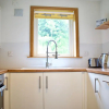 Отель Modern 2 Bedroom Ground Floor Flat with Parking, фото 4