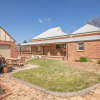 Отель Dunkley House Bathurst Large CBD Heritage Home, Sleeps 10, фото 15