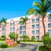 Отель Comfort Suites Paradise Island в Парадайзе Айленде