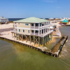 Отель Shamrock Shores Bottom Floor - Large gulf front deck and a private sea wall for fishing! Rent as a 4, фото 17