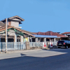 Отель SPOT ON 92682 Badar Guest House Syariah, фото 11