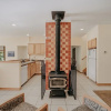 Отель 70mbr- Hot Tub - Bbq - Wi-fi - Pets Ok - Sleeps 8 3 Bedroom Home by RedAwning, фото 16