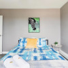 Отель Spacious 2BR Apt With King bed Near DT Hamilton, фото 4