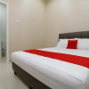 Отель RedDoorz Plus near Dharmawangsa, фото 7