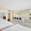 Отель Gorgeous 1br apartment, a walk from the Beach, фото 4