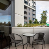 Отель Modern 1 Bedroom in Tranquil Parklands, фото 13
