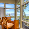 Отель Panorama View Lodge with Stunning Lake Views by RedAwning, фото 7
