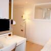 Отель Studio situated right on the Rue Antibes Cannes main shopping street easy walk to beaches and Palais, фото 1