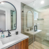 Отель Stylish Sherman Oaks Townhouse W/ 3 Master Suites, фото 7