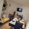 Отель Stylish 3 bed house with Garden Free Parking, фото 12