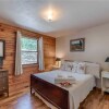 Отель Lincoln Log Cabin - Three Bedroom Cabin with Hot Tub, фото 3