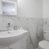 Отель Applewood Suites - 4 BDRM King West, фото 11
