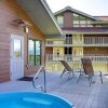 Отель Private Deck Mountain Views Babbling Creek Sleeps 4, фото 10