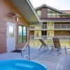 Отель Private Deck Mountain Views Babbling Creek Sleeps 4, фото 11