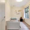 Отель Cheerful 4 bedroom home with free parking., фото 2