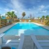Отель Sun Beach by Avantstay Private Pool, Near Beach, фото 15