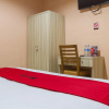 Отель RedDoorz near Istana Plaza 2, фото 13