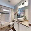 Отель Blue Breeze, 4 Bedrooms, 3 Bathrooms, Sleeps 10, walk to Beach, фото 5
