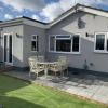 Отель Beautiful 2-bed Bungalow in Canvey Island, фото 1