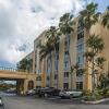 Отель La Quinta Inn & Suites by Wyndham West Palm Beach Airport в Уэст-Палм-Биче