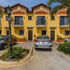 Отель Gold Coast - 2br3ba Gated Community w Pools Gym, фото 1