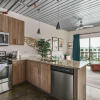 Отель Mid Main Lofts 7122 Trendy 1BR Loft w Office Midtown, фото 3