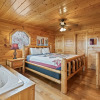 Отель Panoramic View 6 Bedroom Cabin by RedAwning, фото 3