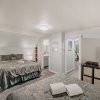 Отель 49sl - Hot Tub - Wifi - Fireplace - Sleeps 10 3 Bedroom Home by Redawning, фото 16