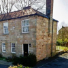 Отель Cheerful 2-bed Cottage With 2 Free Parking, Leeds, фото 1