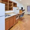 Отель WoodSpring Suites Columbus Urbancrest, фото 11