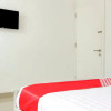 Отель OYO Golden White HouseNear Mall Panakkukang, фото 21